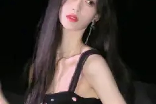 杨幂穿黄色吊带礼裙拍戏花絮曝光优雅明媚状态拉满！